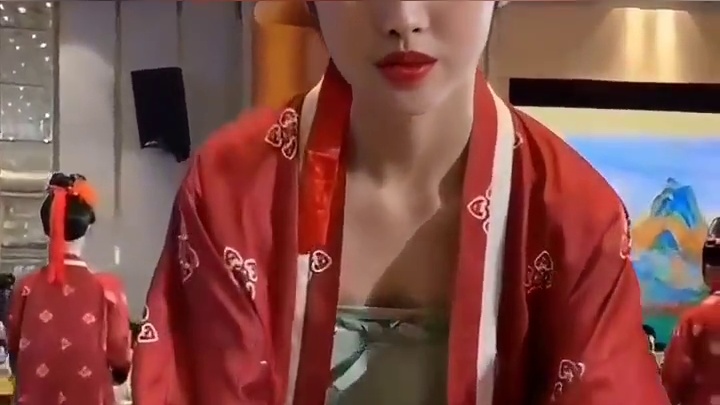 今天奢侈一会看看老板平时都吃什么，服务员长的也是秀色可餐 #搞笑配音#搞笑视频