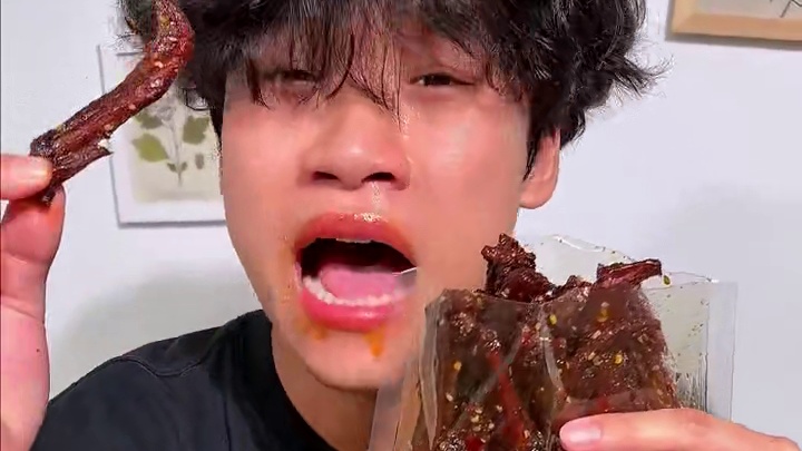 湖南人做的爆辣鸭翅尖太香了，每一根都特别入味，越吃越辣，越辣越好吃！#爆辣鸭翅 #好吃到停不下来 #