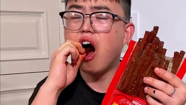 吃辣星人看过来，就是这个魔鬼辣条，吃起来爆辣过瘾，纯辣不带一点甜味，5包加起来足足一斤多重，简直太过