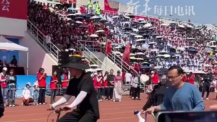 高校运动会进行教职工慢骑比赛，“最后一名”才是第一名，网友：好小众的赛道！！！