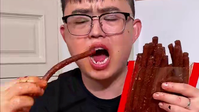 吃辣星人看过来，就是这个魔鬼辣条，吃起来爆辣过瘾，纯辣不带一点甜味，5包加起来足足一斤多重，简直太过