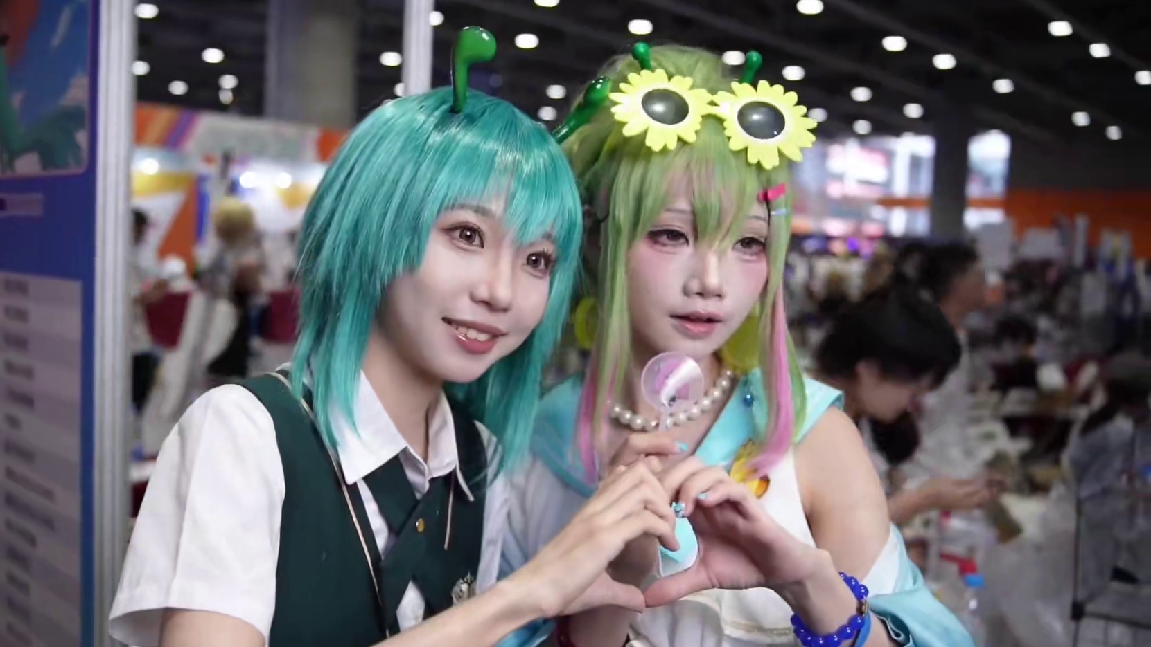 点击就看虫娘有多少种集邮姿势！ 漫展上会有多少种千奇百怪集邮姿势？#2024萤火虫漫展 暑假档最后1