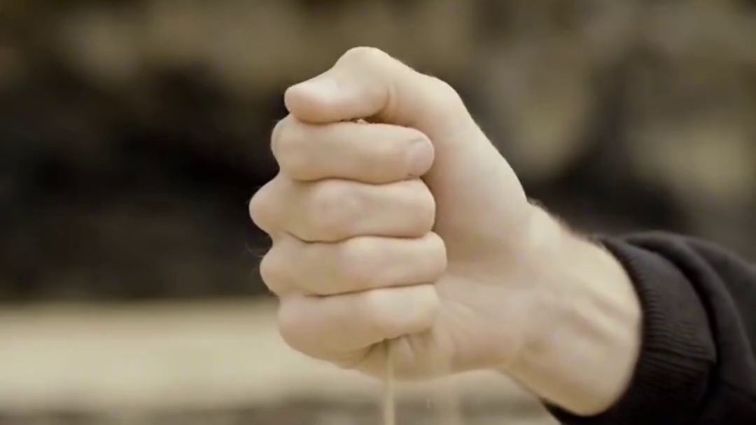 作为声音采集师，外国小哥哥沉浸式采集沙子流动的声音#沉浸式#解压#极度舒适#外国人真会玩 #采集声音