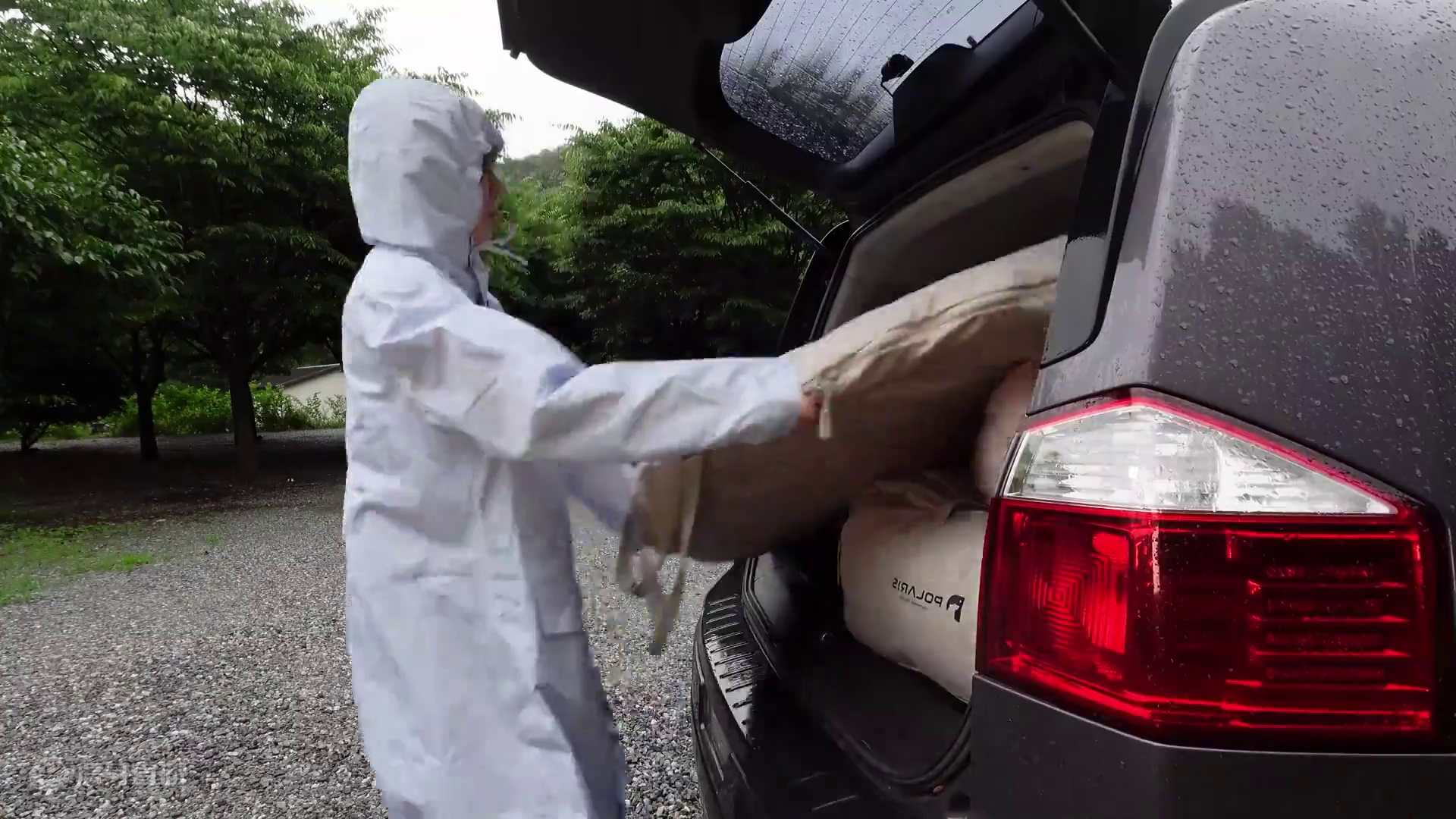 【无限露营】小姐姐暴雨中精致露营 #露营 #雨中露营 #助眠 #解压 #内容启发搜索