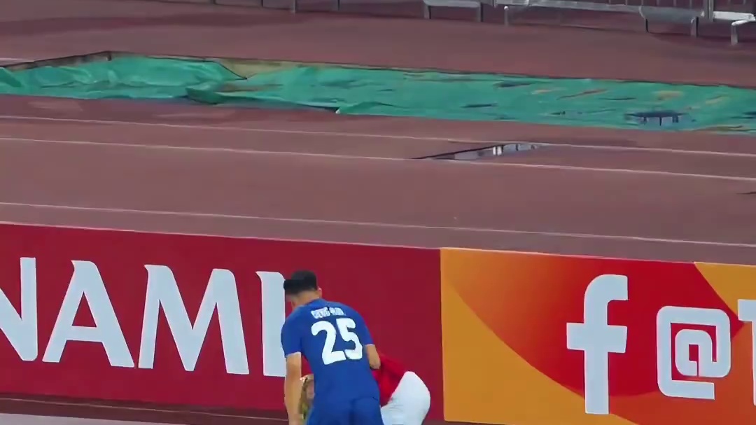 球迷的眼睛是雪亮的#邓涵文 #武汉三镇 #dou来足球季