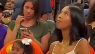 瓦妮莎带女儿到场观看WNBA全明星正赛，今年的形式有点新颖，是由美国女篮对阵WNBA全明星队。