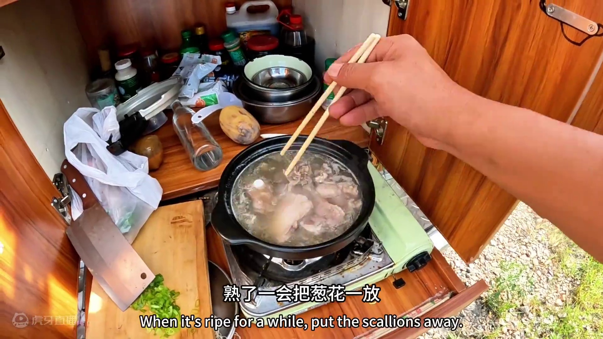 沙和尚来到黑龙江内蒙古界江边，晚餐吃砂锅清水排骨，真的太香啦#户外美食 #户外生活 #露营美食 