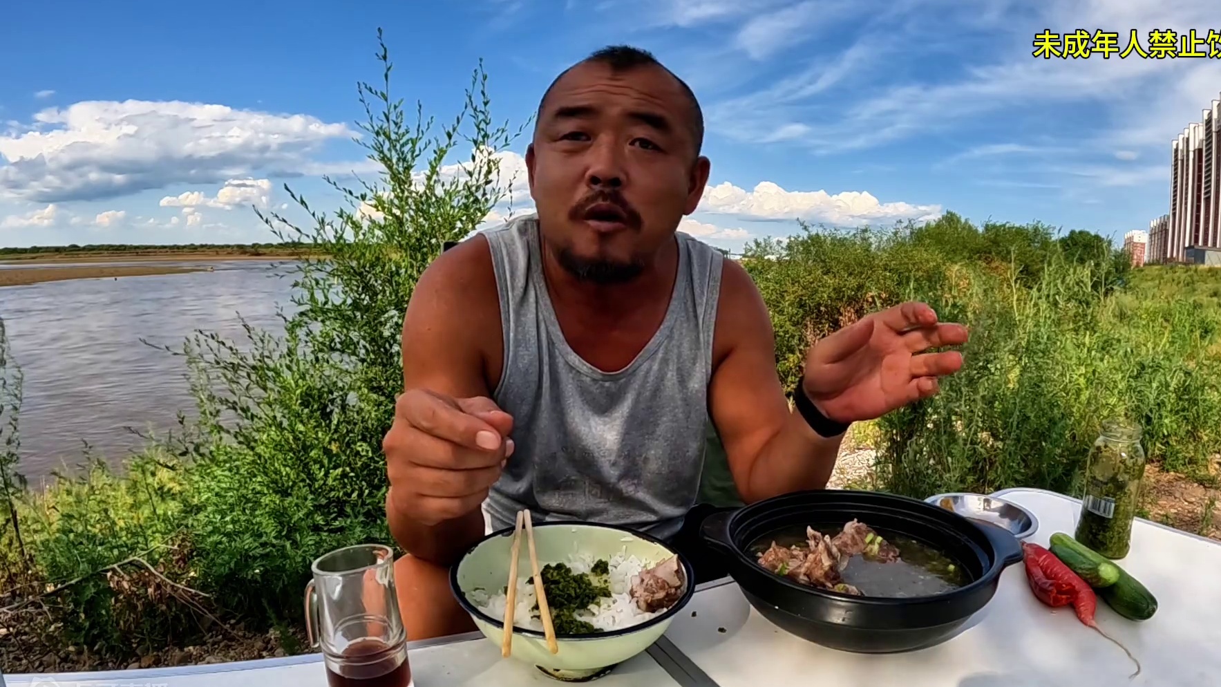 沙和尚又一次来到嫩江市，在嫩江边露营喝白加啤，下集#户外美食 #户外生活 #露营美食 