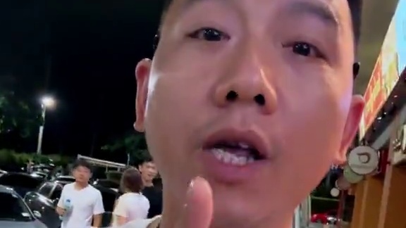 哇，这车还能喷火… 