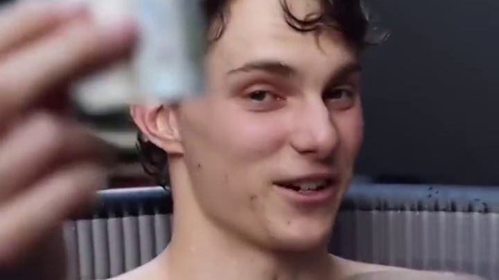 皮鸭的夺冠玄学 皮亚斯特里的夺冠玄学～#2024f1匈牙利大奖赛 赛前有车迷硬塞给了皮鸭5块钱，说希