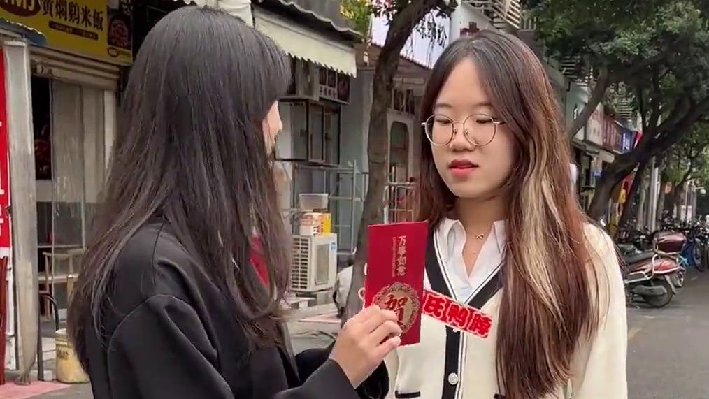 10分钟吃完一份爆辣曹氏鸭脖，奖励1000，你敢挑战吗？#曹氏鸭脖 #爆辣挑战#曹氏变态辣 #曹氏鸭