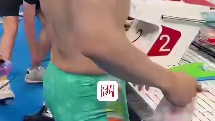 【】当地时间7月24日，中国游泳队在奥运游泳馆展开训练，运动员们背上的火罐印有点“抢眼”。网友：！（