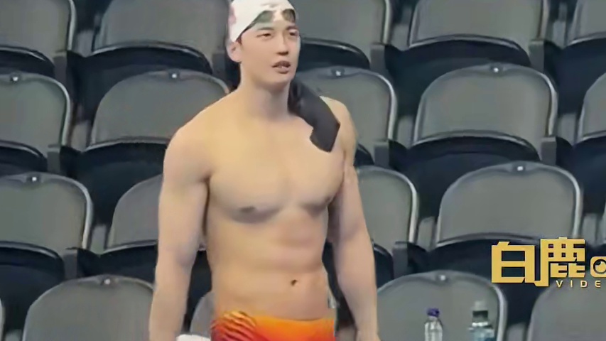 【】7月24日，法国巴黎。据潮新闻，中国游泳队现身巴黎拉德芳斯体育馆，进行赛前的场地适应训练。张雨霏