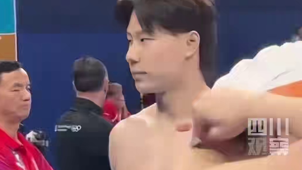 【】7月24日，法国巴黎拉德芳斯体育馆内，中国游泳队正以饱满的热情进行赛前的场地适应训练。镜头下，张