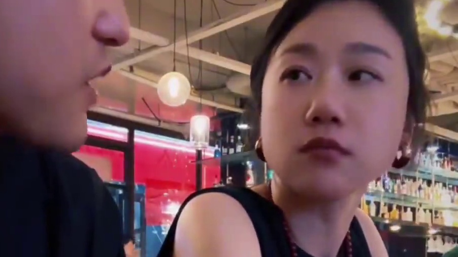 老公偷偷给妻子准备惊喜，当妻子看见礼物时感觉空气都是甜的，最好的礼物从来不是某样东西，而是出其不意的