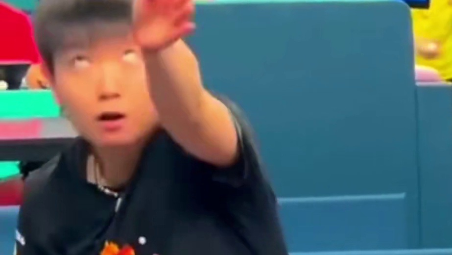 邱指特训莎莎，结果一开始就失误了，假装聊天缓解尴尬