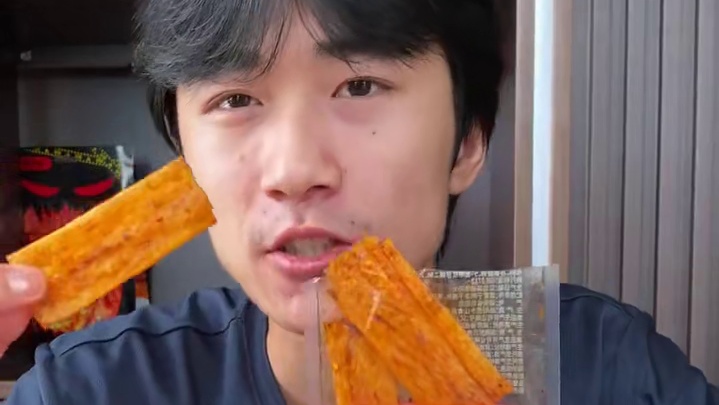 吃起来脆脆的，现在还推出了魔鬼辣味，爱吃辣的宝子赶紧冲#辣条 #好吃到停不下来 #零食推荐