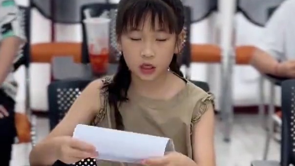 #赣榆区少儿才艺大赛指定小主持人训练基地#小主持人培训 
孩子们，请领取刚出炉热乎的奶茶跟主持词吧