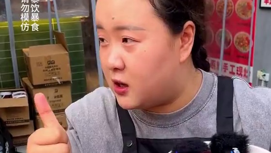 山西小伙挑战2斤面加了5瓢辣椒，太凶了！这是一盆辣椒面吧！#重庆小面 #这一碗好过瘾 #小面调料 #