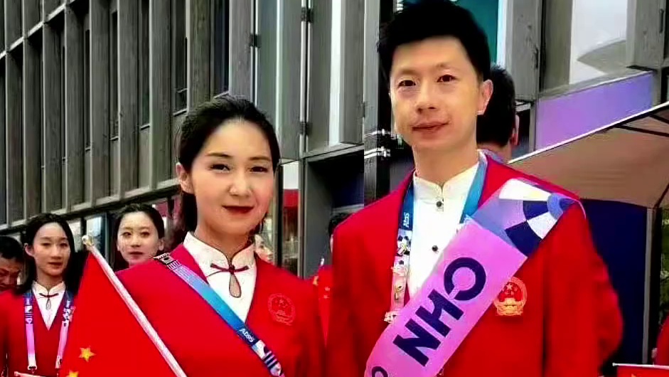 旗手龙队已就位，超级帅的一身穿搭，和冯雨郎才女貌