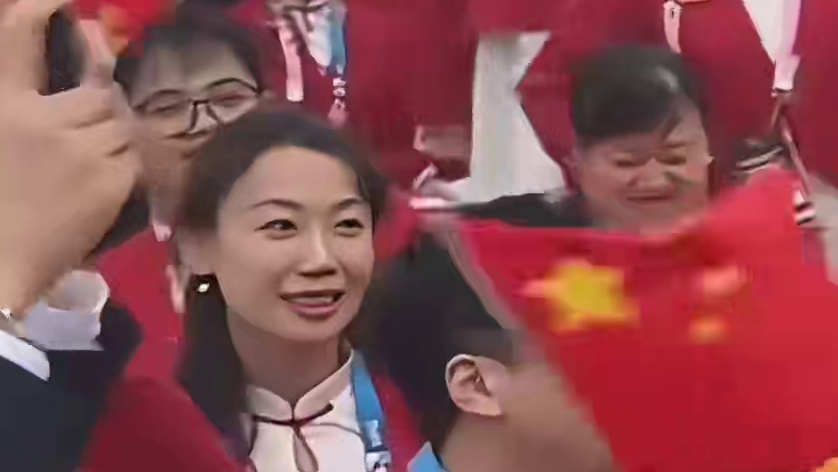 龙队手持国旗挥舞瞬间太霸气了，大胖也见世面了，看哪里都有大胖的身影，中国加油。#开幕式