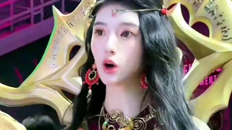 ChinaJoy正式开幕 
女神@BB酱 
上海cj腾讯逆战展台cos精绝女王
一起冲上热榜chin