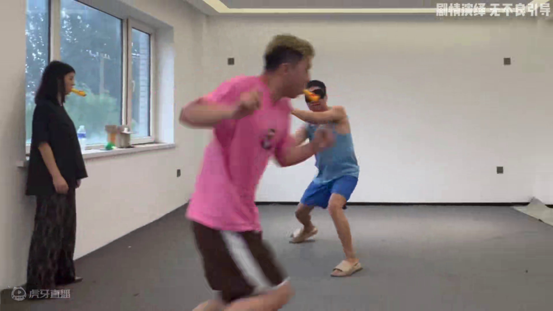 蒙眼打人 李佳：这人还没亖吗#蒙眼打人 #万万想不到 #迷惑行为大赏 #日常vlog