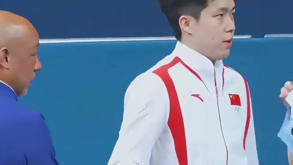 满满的细节，莎莎帮大头卷裤标，大头毛巾故意占满两个格子，和莎莎毛巾混在一起，大头提醒莎宝快穿衣服怕着