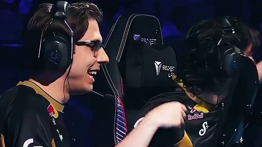 生无可恋的拆包，无可奈何的黑梦 #无畏契约 #无畏契约上海大师赛 #瓦赛来了 #电子竞技 #射击游戏