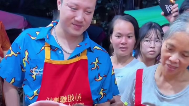 河北”辣王“挑战5两爆辣螺蛳粉！又双叒叕破纪录了！ 八戒血亏5000块！ #螺蛳粉