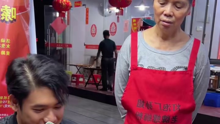 谁说柳州本地没人来吃螺蛳粉？这帅哥不仅来挑战还拿走500块~#螺蛳粉