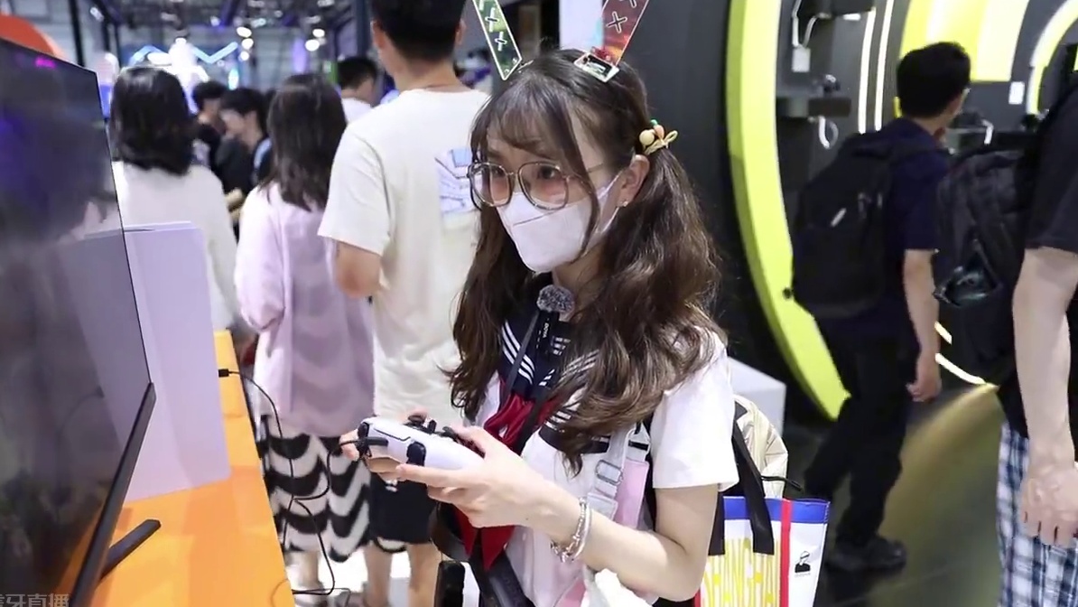 小助理夺冠了？ 你可信？小助理在铠侠展台的舞王挑战拿了第一？