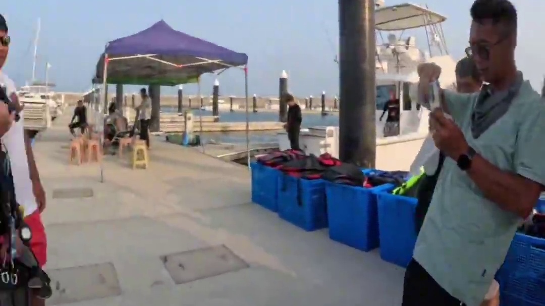 青岛海底沉船探秘！ 3年前沉没的一艘游艇，里面会是什么样？ #祺哥潜水 #潜行中国 #青