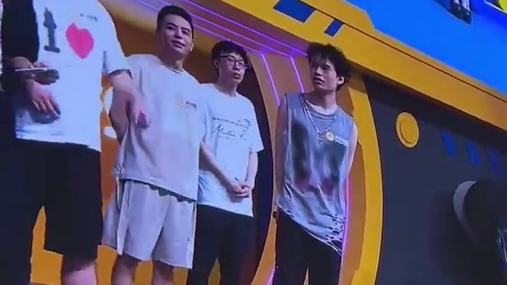 BL来上海CJ了 ！夕阳、老贼都在，宝蓝目前也在展台。现场猜拳玩尬的是吧