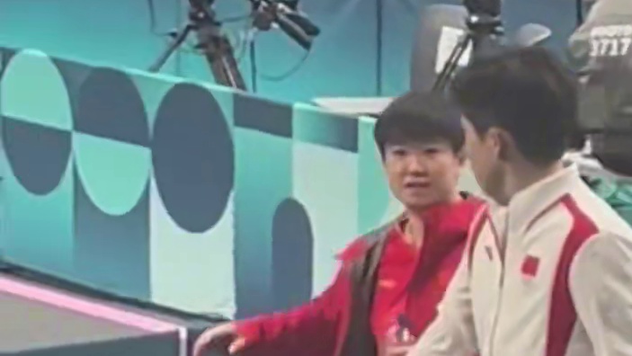 比赛结束后王楚钦孙颖莎依旧激烈探讨，这忘我的认真劲儿，真的太棒了！