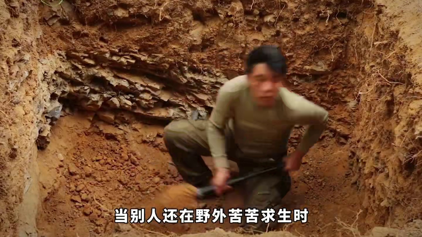当别人还在野外苦苦求生时，男人已经在地下挖出来个一室一厅！ #解压 #野外建造 #荒野搭建