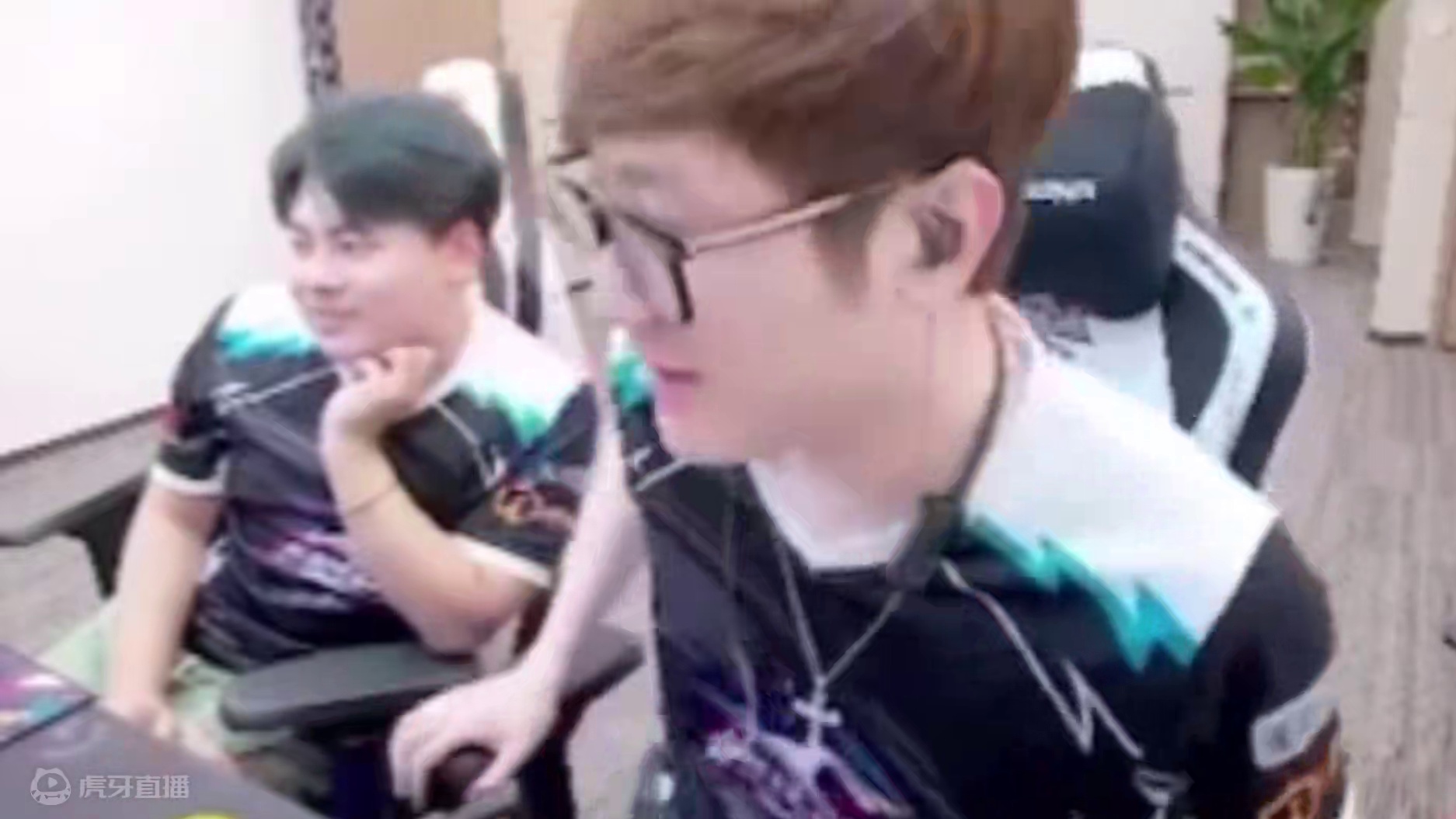 老白和小甜甜打情骂俏 吴楠在旁边不是嘴角上扬就是拿手挡着脸 小甜甜表示老白开播装杯 下播后就会嘤嘤嘤