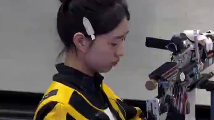 射击女子10米气步枪决赛中，中国选手黄雨婷夺得银牌！祝贺！