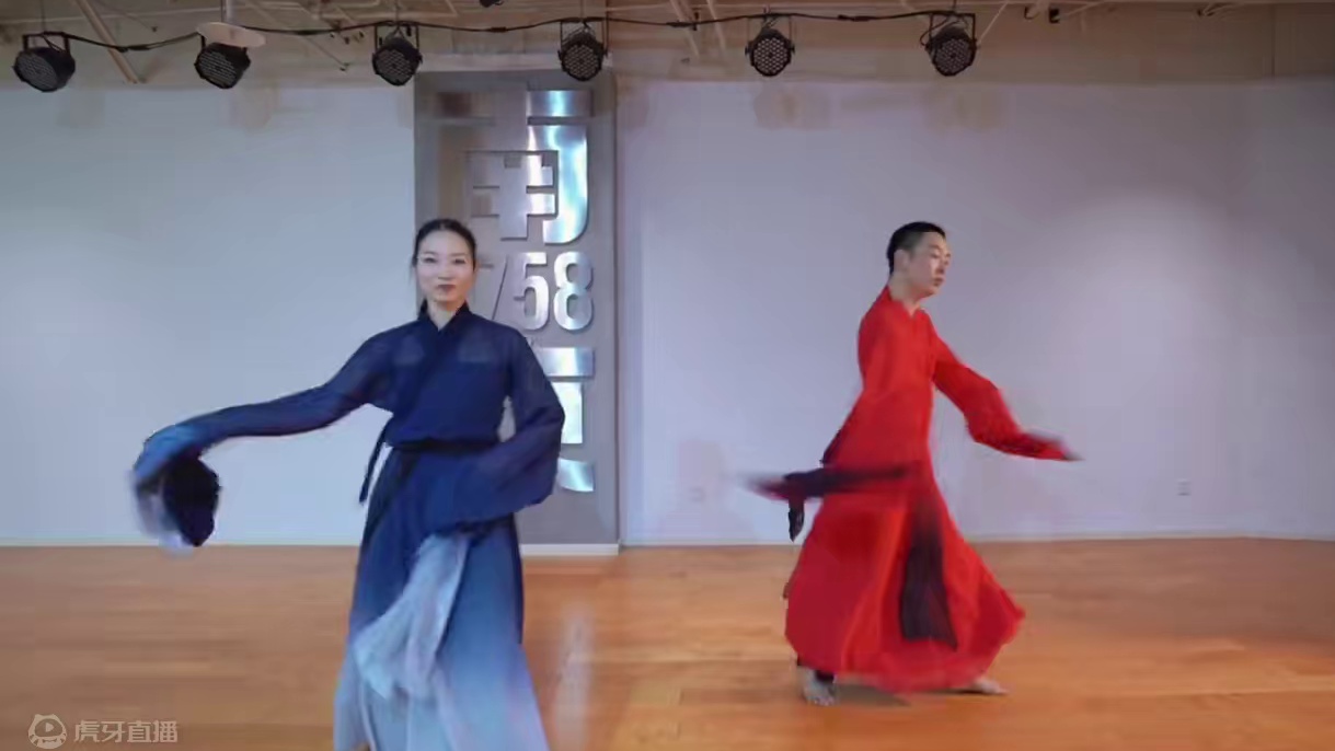 【光亮】水袖舞 #周深 #光亮 #戴萍编舞 
水袖一挥，画面感瞬间溢出屏幕外♥️