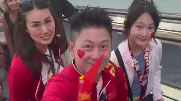 体操男团决赛网友偶遇李小鹏，奥利长大好多，他老婆怎么变…这样了？