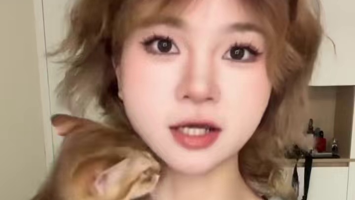 有没有人帮我抱下猫，我要去用提词器写文案了