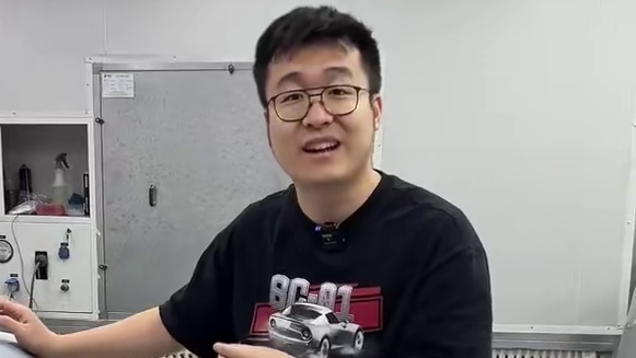 型男绅士必备单品，阿斯顿马丁手动V12大整备 这期！我们对这辆马丁将要进行三喷三烤！看看我们如何进行