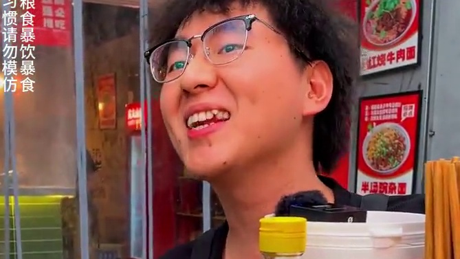 小伙挑战1斤面有意向破纪录，我们1斤的记录是46秒，不得不说他吃面这速度是真快！#重庆小面 #小面调