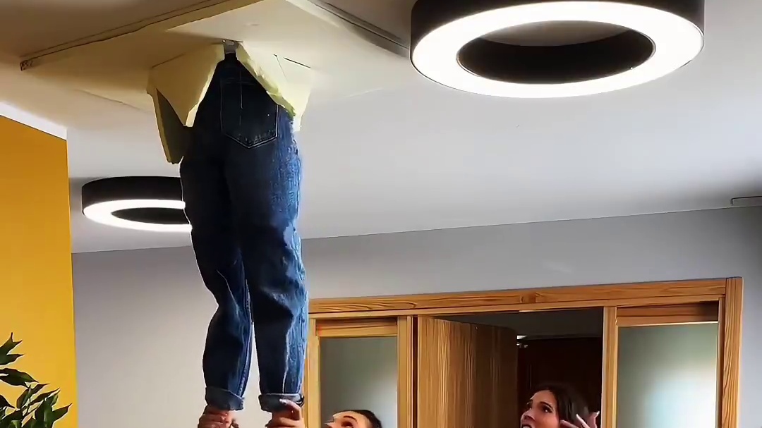 用假肢恶搞女朋友，结局让人万万没想到！ #看一遍笑一遍 #老外真会玩 #这操作都看傻了 #哈哈哈哈娱