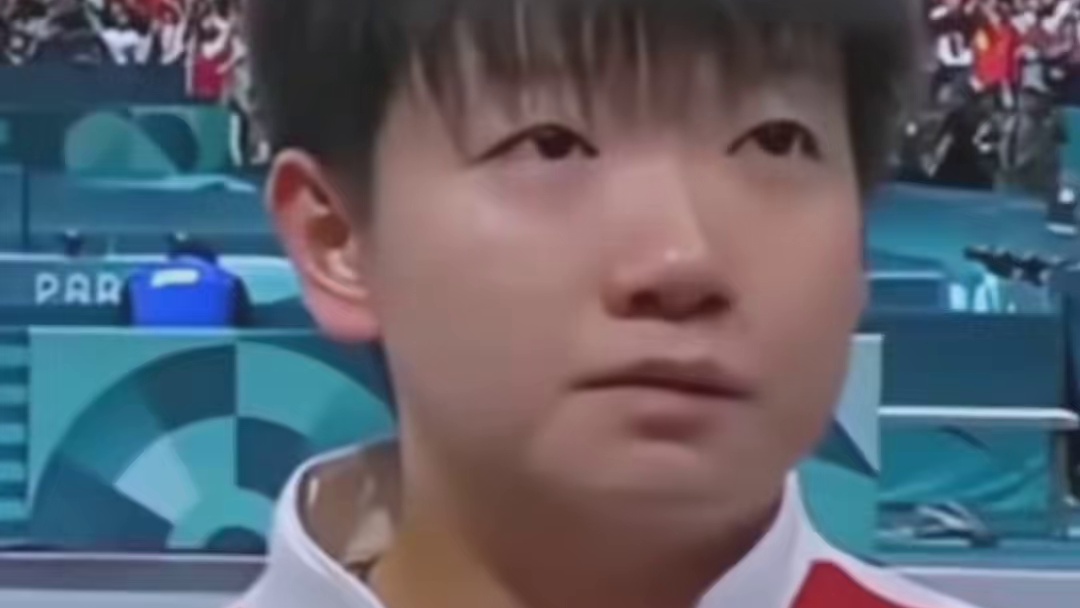 升旗时只有两小只放下奖杯，莎宝提醒大头转身致谢粉丝，大头提醒莎宝国旗位置，采访时两小只都哽咽了。#孙