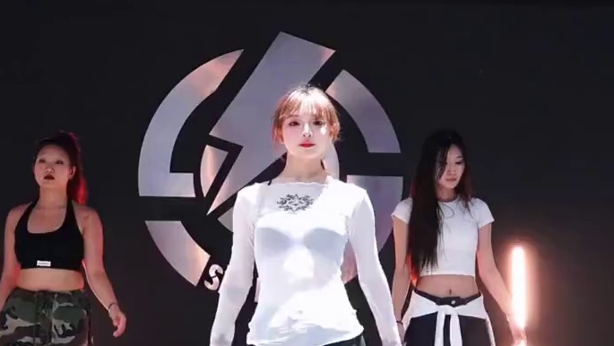 天呐，她在发光呢！！（这个灯有点东西）#宇飞aimee编舞 #原创编舞 #jazz #今日份舞蹈打卡