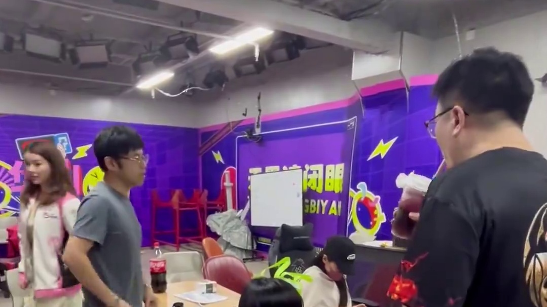 选手休息室第一视角：家属团比选手还激动！
#狼人杀 #华山论剑狼人杀 #华山论剑上海赛区