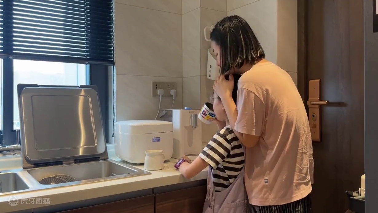 vlog｜小忙碌日常 -上午准备中午吃酒席，下午玩滑板，晚上学芭蕾，暑假里瞧姐就是我们家大女主。#暑