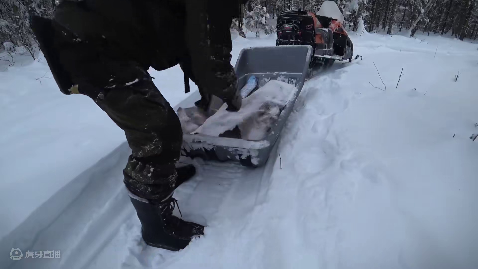 雪地里的小木屋，劈柴烧火制作折叠桌 #野外生活 #庇护所 #雪天露营 #纪录片