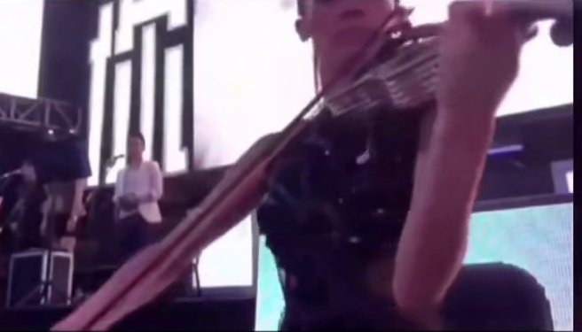 #刀郎 #资中 #现场直击 回顾刀郎演唱会结束观众迟迟不肯离去，刀郎挥泪返回舞台为大家唱了这最后一首